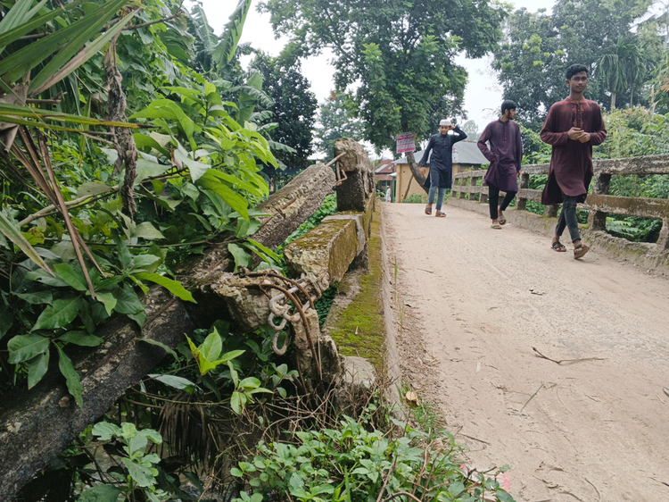 চার দশকের পুরোনো সেতুটি যেকোনো সময় ভেঙে পড়তে পারে। বিকল্প না থাকায় ঝুঁকি নিয়েই চলাচল করতে বাধ্য হচ্ছেন স্থানীয়রা। ছবি: আজকের পত্রিকা