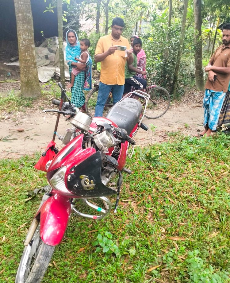 দুর্ঘটনাকবলিত পিকআপ ও মোটরসাইকেল। ছবি: সংগৃহীত
