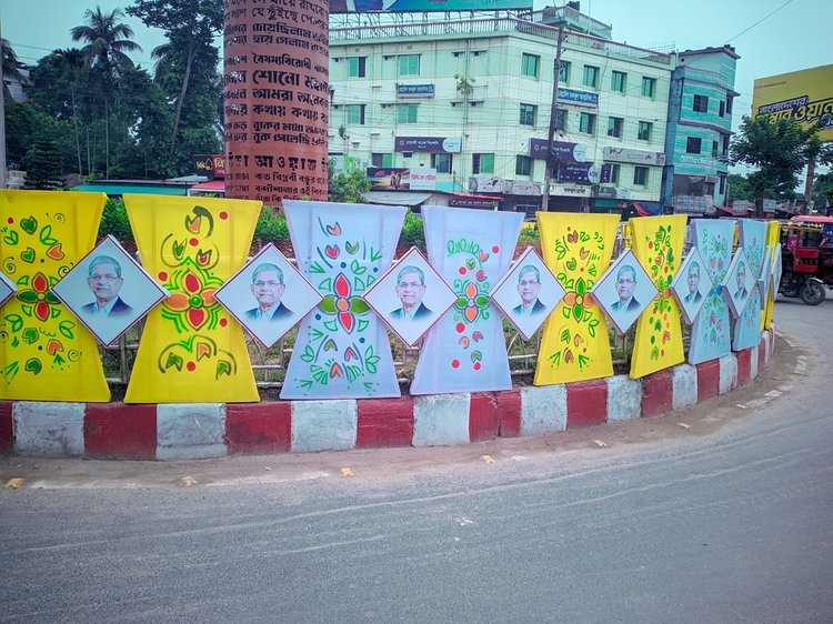 ঠাকুরগাঁও শহরের বিভিন্ন সড়ক ও গুরুত্বপূর্ণ স্থাপনা সাজানো হয়েছে আলোকসজ্জা, বর্ণিল তোরণ, ব্যানার ও ফেস্টুনে। ছবি: আজকের পত্রিকা