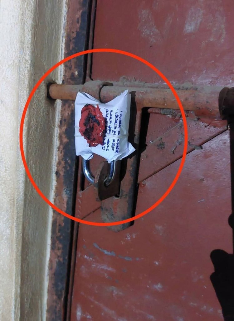 সারগুলো জব্দ করে গুদাম সিলগালা করে দেওয়া হয়। ছবি: আজকের পত্রিকা