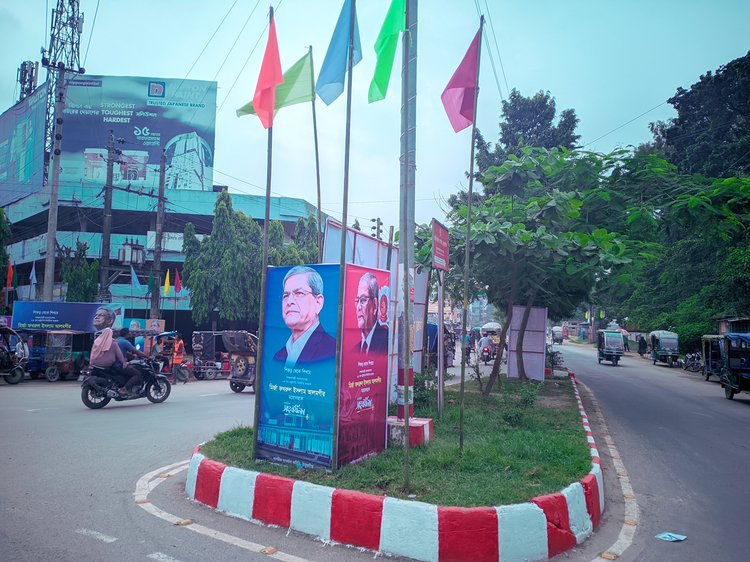 ঠাকুরগাঁও শহরের বিভিন্ন সড়ক ও গুরুত্বপূর্ণ স্থাপনা সাজানো হয়েছে আলোকসজ্জা, বর্ণিল তোরণ, ব্যানার ও ফেস্টুনে। ছবি: আজকের পত্রিকা