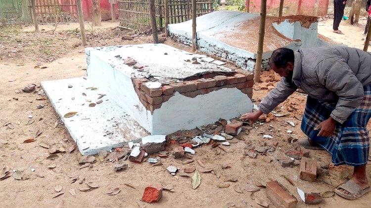 ঠাকুরগাঁওয়ে মাজার ভাঙচুর করল দুর্বৃত্তরা। ছবি: আজকের পত্রিকা