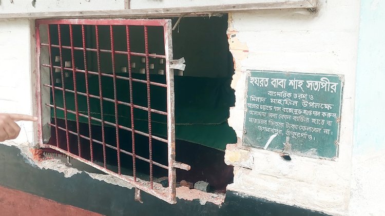 ঠাকুরগাঁওয়ে মাজার ভাঙচুর করল দুর্বৃত্তরা। ছবি: আজকের পত্রিকা