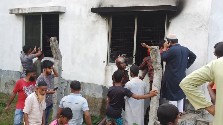 ঠাকুরগাঁওয়ে আ.লীগ নেতার জুট মিলে আগুন। ছবি: আজকের পত্রিকা