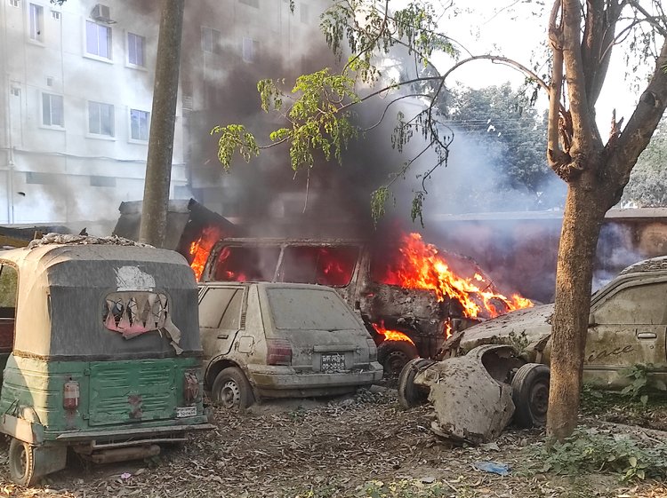 আজ মঙ্গলবার বিকেলে সিরাজগঞ্জ সদর থানা চত্বরে থাকা গাড়িতে আগুন লাগে। ছবি: আজকের পত্রিকা