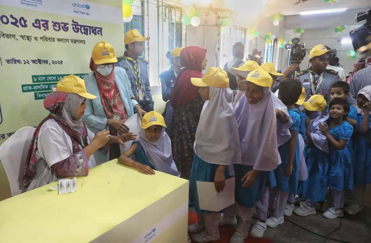 আজিমপুর স্যার সলিমুল্লাহ মুসলিম এতিমখানা স্কুলে আজ রোববার টাইফয়েড টিকাদান ক্যাম্পেইন ২০২৫-এর শুভ উদ্বোধন করা হয়। ছবি: জাহিদুল ইসলাম