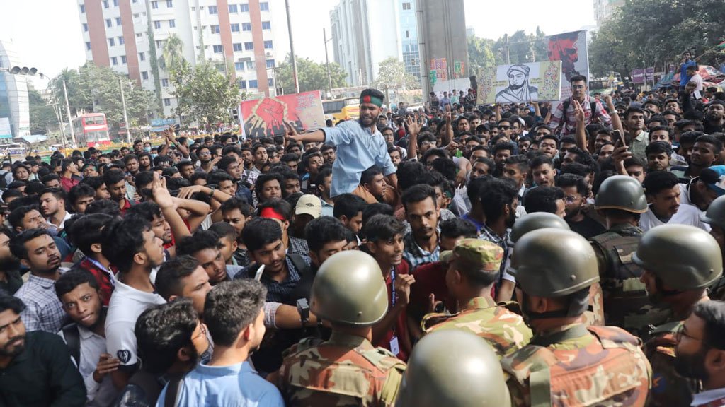 তিতুমীর কলেজকে বিশ্ববিদ্যালয় করার দাবিতে শিক্ষার্থীদের সড়ক ও রেল অবরোধ