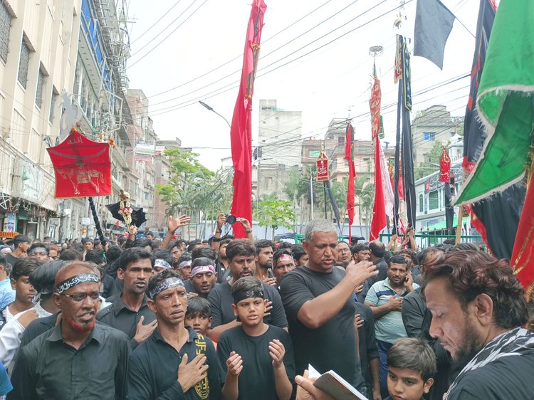 তাজিয়া মিছিলে মাতম করছেন শিয়া সম্প্রদায়ের অনুসারীরা। ছবি: আজকের পত্রিকা