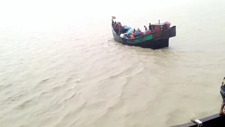 ৩ নম্বর স্থানীয় সতর্কসংকেত বহাল থাকা সত্ত্বেও টেকনাফ থেকে তিনটি ট্রলার সেন্ট মার্টিনের উদ্দেশে রওনা হয়েছে। ছবি: আজকের পত্রিকা