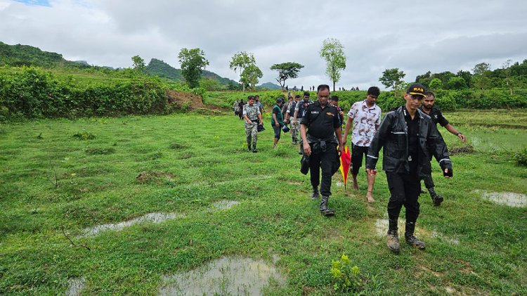 টেকনাফে গহিন পাহাড়ে অভিযান চালিয়ে রোহিঙ্গা যুবককে উদ্ধার। ছবি: আজকের পত্রিকা