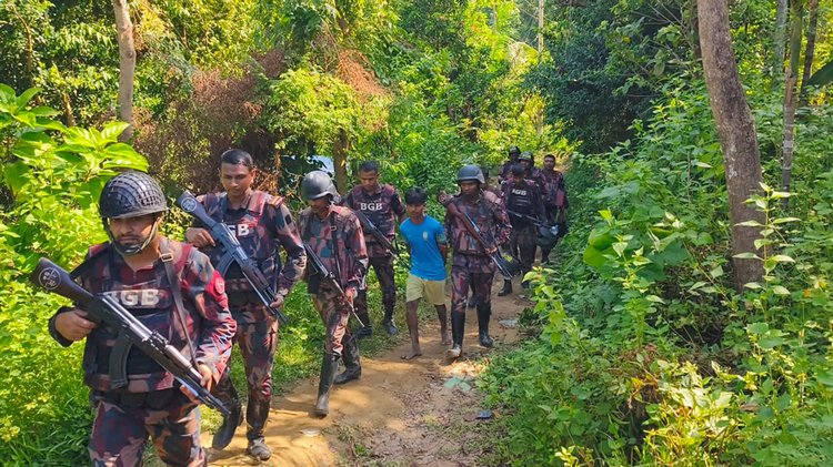 টেকনাফে পাহাড় থেকে ৬ জিম্মিকে উদ্ধার বিজিবি। ছবি: আজকের পত্রিকা