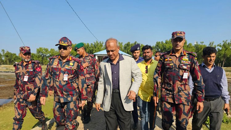 টেকনাফে মিয়ানমার সীমান্ত এলাকা পরিদর্শনে স্বরাষ্ট্র উপদেষ্টা। ছবি: আজকের পত্রিকা