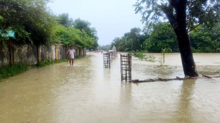 বৃষ্টিতে ডুবে রয়েছে সড়ক। আজ সোমবার টেকনাফ সদরের নতুন পল্লানপাড়ায়। ছবি: আজকের পত্রিকা