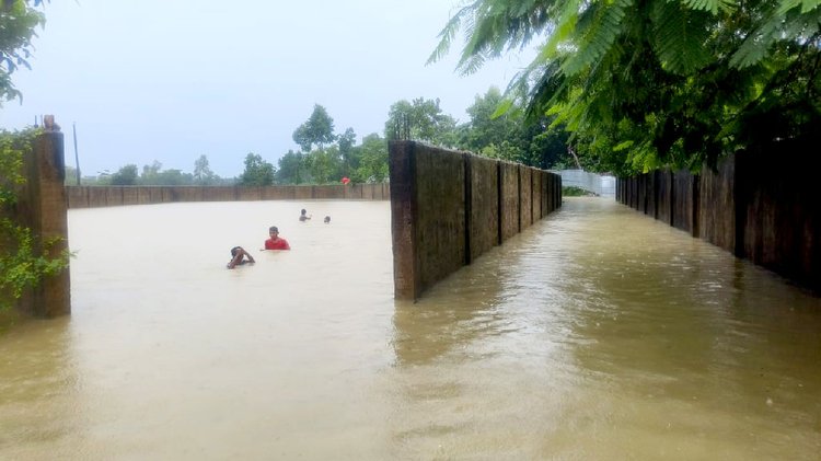 বৃষ্টির পানিতে খেলাধুলায় মেতেছে কিশোরেরা। ছবি: আজকের পত্রিকা