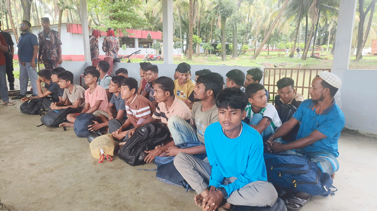 কক্সবাজারের টেকনাফের বিভিন্ন পাহাড় থেকে উদ্ধার ব্যক্তিরা। ছবি: আজকের পত্রিকা