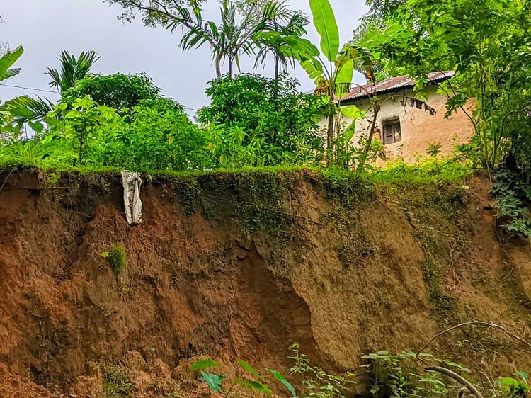 টিলা ও পাহাড়ি এলাকায় ঝুঁকি নিয়ে বসবাস করছেন অন্তত ৫০ হাজার মানুষ। ছবি: আজকের পত্রিকা