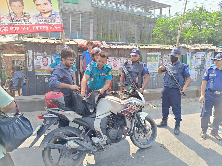 রাজধানীর বিভিন্ন পয়েন্টে তল্লাশি চালাচ্ছে পুলিশ। ছবি: আজকের পত্রিকা