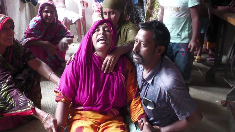 তামিম তালুকদারের মা রিমা আক্তারের আহাজারি। ছবি: আজকের পত্রিকা