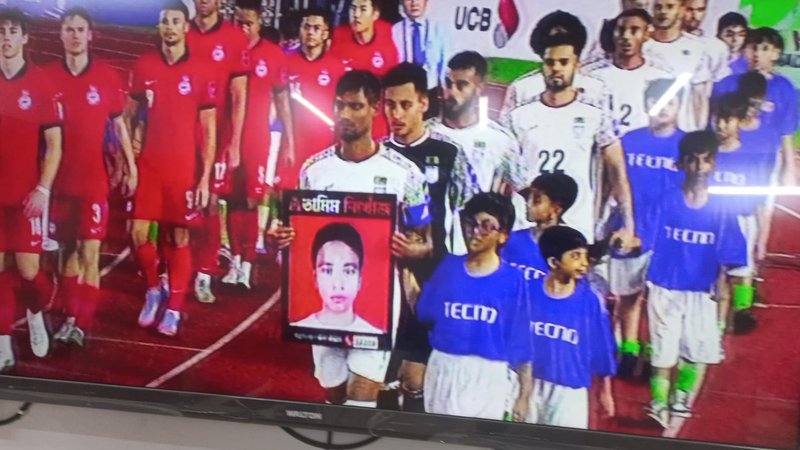 তামিম নিখোঁজ প্ল্যাকার্ড নিয়ে মাঠে বাংলাদেশ অধিনায়ক