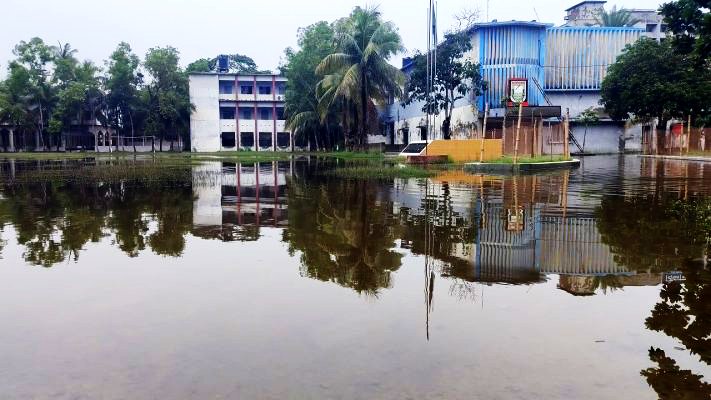 কুয়েট ক্যাম্পাসসংলগ্ন এলাকায় জলাবদ্ধতা। ছবি: আজকের পত্রিকা