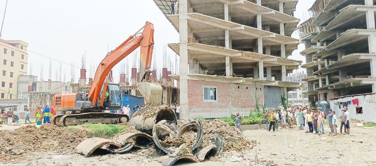 গাজীপুরের টঙ্গীর শালিকচূঁড়া বাঁশপট্টি এলাকায় অবৈধভাবে ভরাট করা ‎পয়নালা দখলমুক্ত করে সিটি করপোরেশন। ছবি: আজকের পত্রিকা