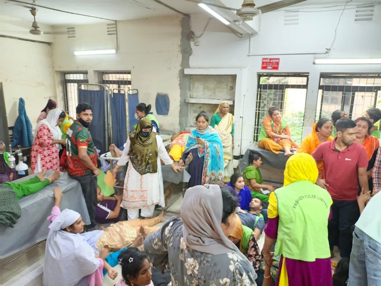 হাসপাতালে চিকিৎসাধীন শ্রমিকেরা। ছবি: আজকের পত্রিকা