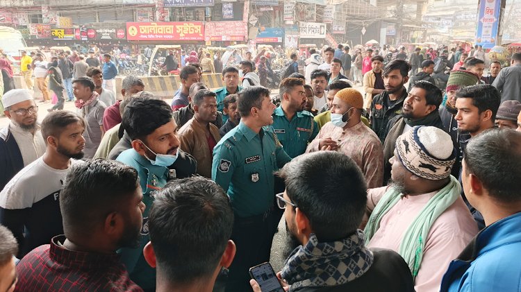 টঙ্গীতে মহাসড়ক অবরোধ করে শিক্ষার্থীদের বিক্ষোভ। ছবি: আজকের পত্রিকা