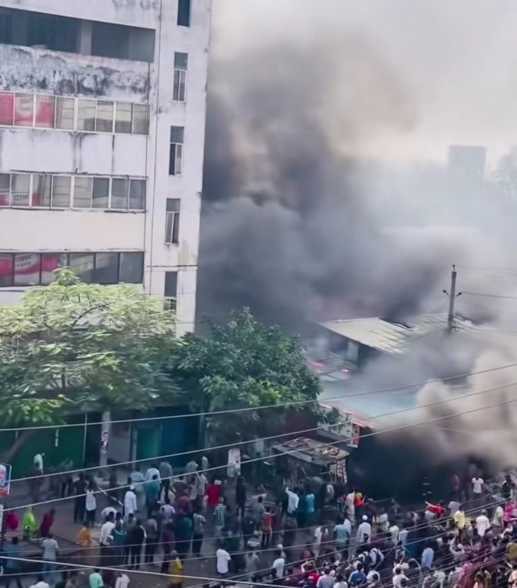 আগুন নিয়ন্ত্রণে কাজ করছে ফায়ার সার্ভিসের কর্মীরা। ছবি: আজকের পত্রিকা
