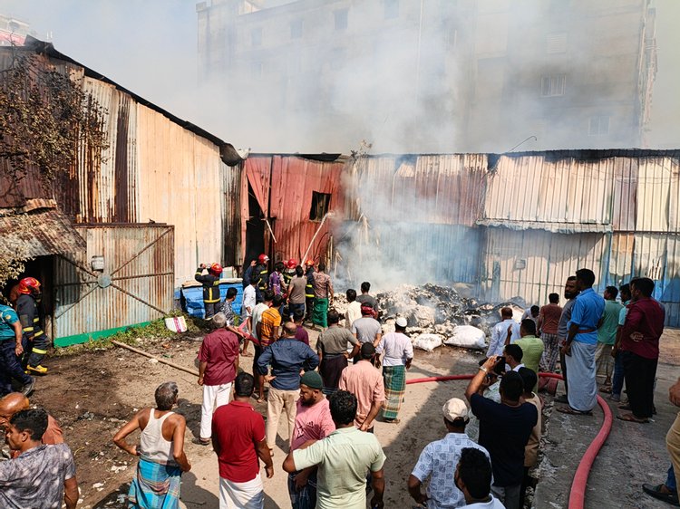 আগুন নিয়ন্ত্রণে কাজ করছে ফায়ার সার্ভিসের কর্মীরা। ছবি: আজকের পত্রিকা