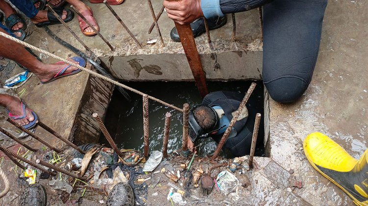 টঙ্গীতে ঢাকনাবিহীন ম্যানহোলে পড়ে নিখোঁজ নারীকে উদ্ধার অভিযান ফায়ার সার্ভিসের। আজ সোমবার বিকেলে হোসেন মার্কেট এলাকায়। ছবি: আজকের পত্রিকা