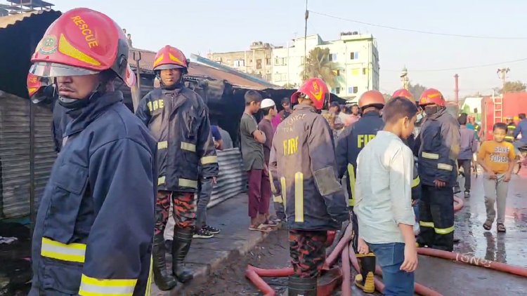 গাজীপুরের টঙ্গীর মিলগেট এলাকায় আজ ভোরে ঝুট গুদামের আগুন নেভাতে কাজ করছেন ফায়ার সার্ভিসের কর্মীরা। ছবি: আজকের পত্রিকা