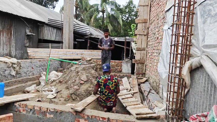 সওজের জমি দখল করে ভবন নির্মাণের কাজ চলছে। ছবি: আজকের পত্রিকা