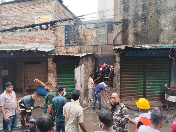 গাজীপুরের টঙ্গীতে আজ সোমবার বিকেলে কেমিক্যাল গুদামে আগুন লাগে। খবর পেয়ে ফায়ার সার্ভিসের কর্মীরা আগুন নিয়ন্ত্রণের চেষ্টা করছেন। ছবি: আজকের পত্রিকা