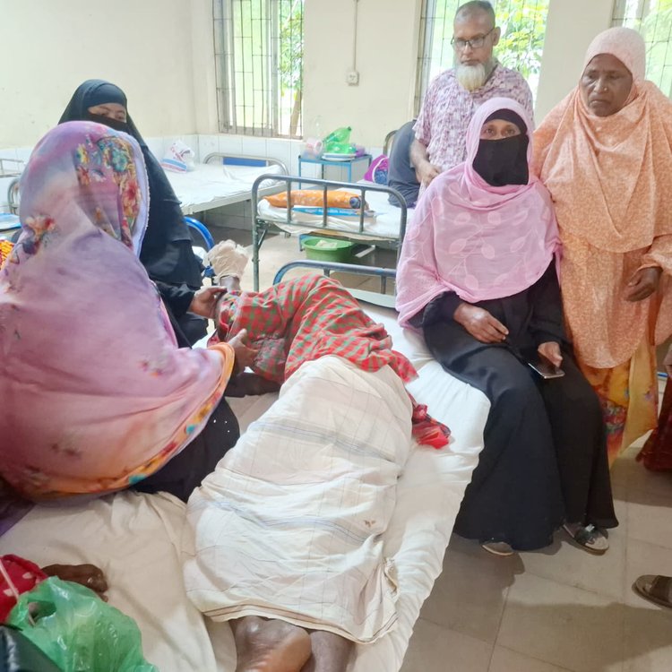 আগুনে আহত লাল মিয়া সখীপুর উপজেলা স্বাস্থ্য কমপ্লেক্সে চিকিৎসাধীন। ছবি: আজকের পত্রিকা