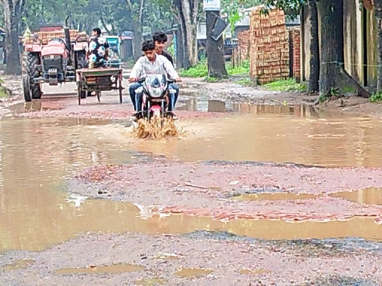 টাঙ্গাইলের সখীপুর-কচুয়া-আড়াইপাড়া সড়কের বেহাল দশা। ছবি: আজকের পত্রিকা