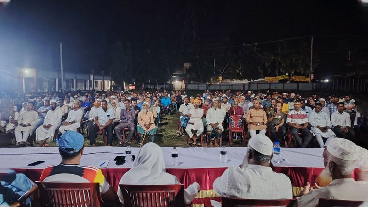 সখীপুরে গুঁড়ি গুঁড়ি বৃষ্টি উপেক্ষা করে মাদকবিরোধী সমাবেশে অংশ নেন এলাকাবাসী। ছবি: আজকের পত্রিকা