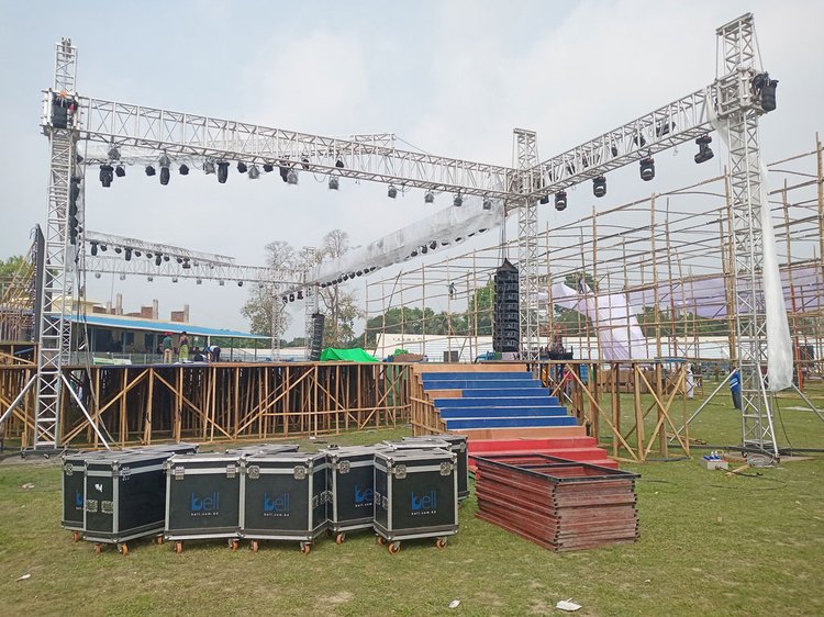 টাঙ্গাইলে কৃষক কার্ড বিতরণ মঞ্চ তৈরির কাজ চলছে। ছবি: আজকের পত্রিকা