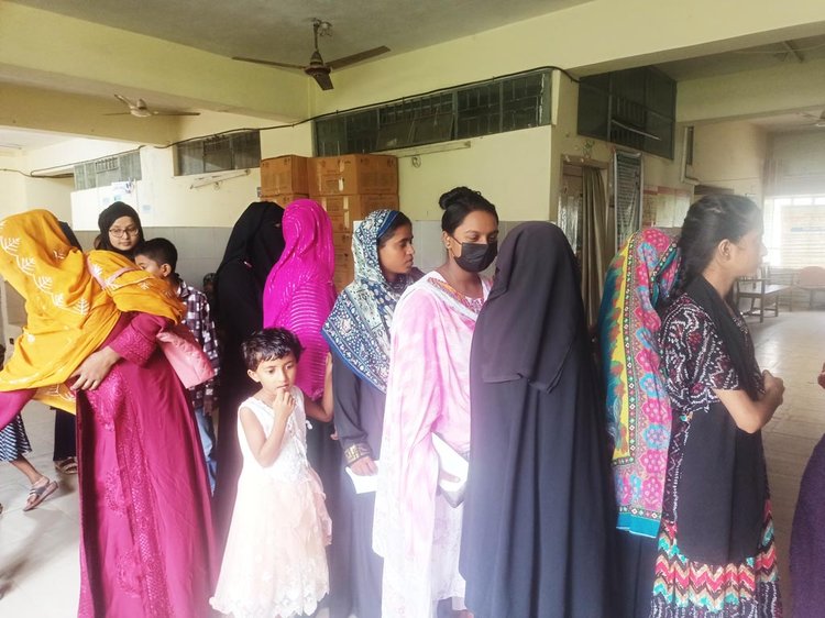 হাসপাতালের বহির্বিভাগে শনিবার রোগীদের উপচেপড়া ভিড়। ছবি: আজকের পত্রিকা