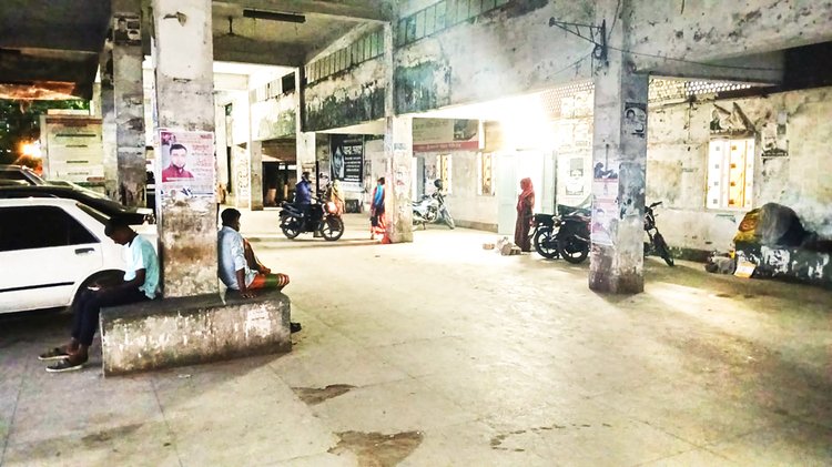 টাঙ্গাইল শহরের কোদালিয়া এলাকায় পরিত্যক্ত পৌর বাস টার্মিনাল ভবন ও যাত্রীছাউনি।