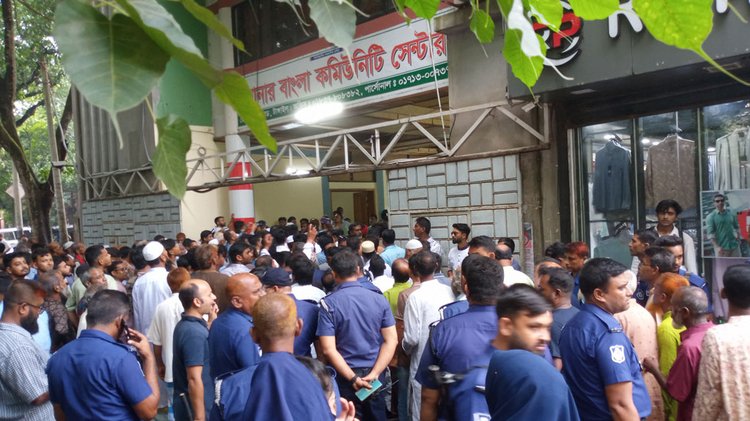 টাঙ্গাইলে আজ সোমবার বিকেলে কাদের সিদ্দিকীর বাসভবনের সামনে মুক্তিযোদ্ধাদের জরুরি সমাবেশকালে পুলিশ সদস্যরা উপস্থিত হন। ছবি: আজকের পত্রিকা
