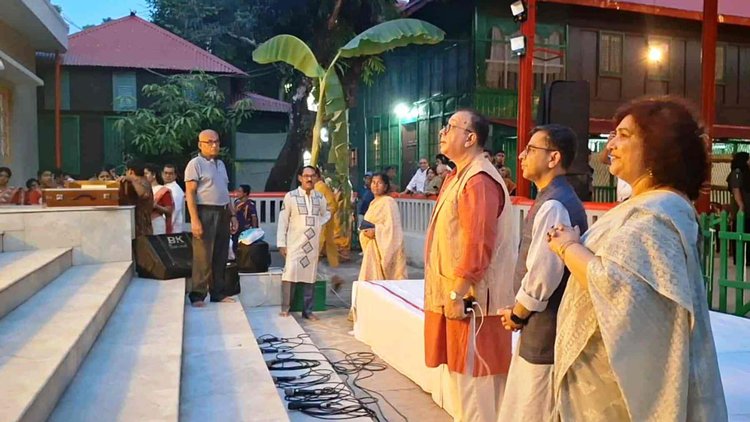 টাঙ্গাইলের কুমুদিনী হাসপাতাল ক্যাম্পাসে ভারতীয় হাইকমিশনার। ছবি: আজকের পত্রিকা