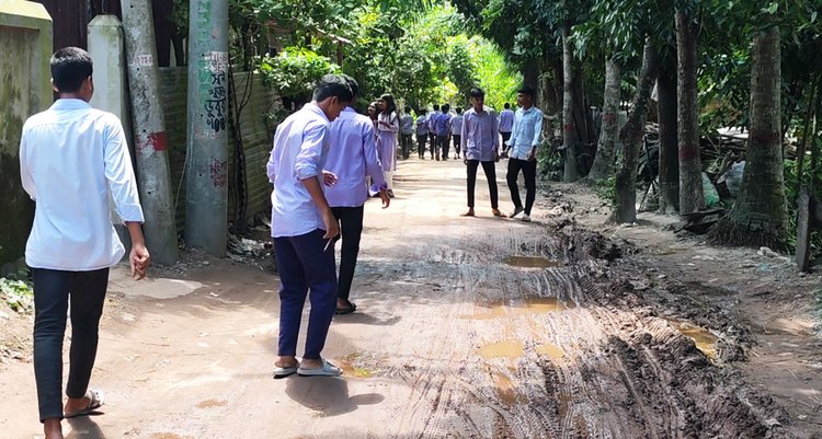 ছয় মাস আগে সড়কটির কার্পেটিং উঠে খানাখন্দ সৃষ্টি হয়েছে। ছবি: আজকের পত্রিকা
