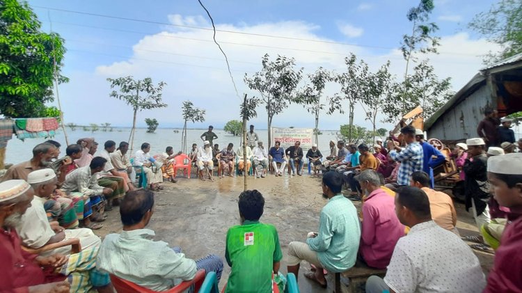 টাঙ্গুয়ার হাওর তীরবর্তী জয়পুর গ্রামে মতবিনিময় সভা। ছবি: আজকের পত্রিকা