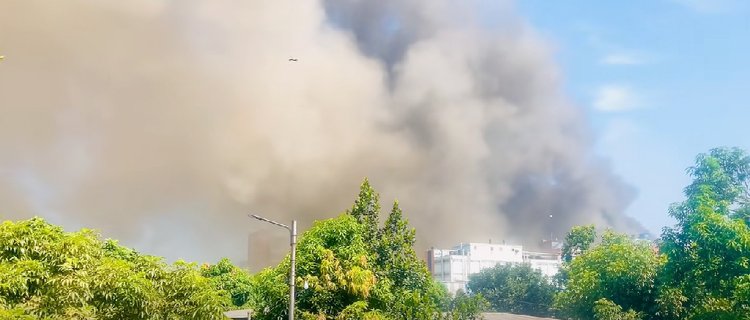 গাজীপুরের টঙ্গীর চেরাগ আলীতে এসেনশিয়াল ড্রাগস ইন্টারন্যাশনালে আজ সকালে আগুন লাগার ঘটনা ঘটেছে। ছবি : ফেসবুক থেকে