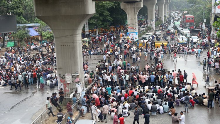 ঢাবি শিক্ষার্থী সাম্য হত্যার বিচার দাবিতে শাহবাগ মোড়ে অবস্থান কর্মসূচি পালন করে ছাত্রদল। এতে আশপাশের এলাকায় তীব্র যানজটের সৃষ্টি হয়। ছবি: আজকের পত্রিকা