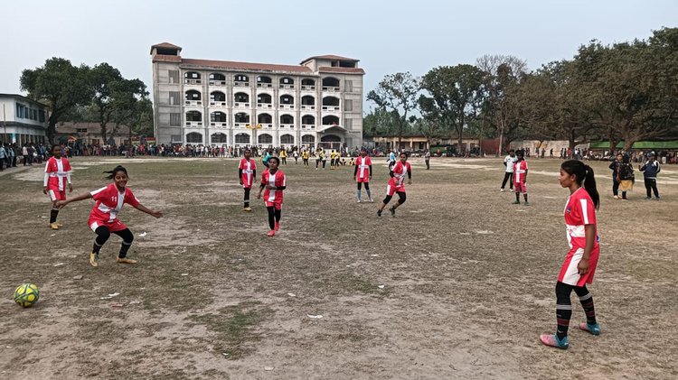 রংপুরের তারাগঞ্জ উপজেলার বুড়িরহাট উচ্চবিদ্যালয় মাঠে আজ বুধবার বিকেলে গাজীপুর ও জয়পুরহাট নারী ফুটবল দলের জয়ের জন্য লড়াই। মাঠের চারপাশে খেলা উপভোগ করেন দর্শনার্থীরা। ছবি: আজকের পত্রিকা