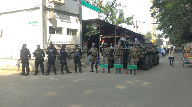 বৃহস্পতিবার ভোর থেকেই আন্তর্জাতিক অপরাধ ট্রাইব্যুনাল ও আদালতের ভেতরে-বাইরে আইনশৃঙ্খলা বাহিনীর বিপুল সংখ্যক সদস্য সতর্ক অবস্থানে রয়েছেন। ছবি: আজকের পত্রিকা
