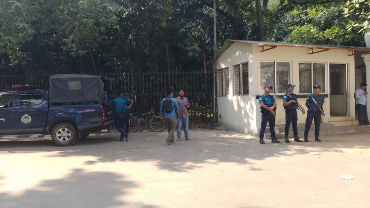 বৃহস্পতিবার ভোর থেকেই আন্তর্জাতিক অপরাধ ট্রাইব্যুনাল ও আদালতের ভেতরে-বাইরে আইনশৃঙ্খলা বাহিনীর বিপুল সংখ্যক সদস্য সতর্ক অবস্থানে রয়েছেন। ছবি: আজকের পত্রিকা