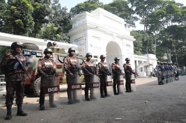 বৃহস্পতিবার ভোর থেকেই আন্তর্জাতিক অপরাধ ট্রাইব্যুনাল ও আদালতের ভেতরে-বাইরে আইনশৃঙ্খলা বাহিনীর বিপুল সংখ্যক সদস্য সতর্ক অবস্থানে রয়েছেন। ছবি: আজকের পত্রিকা