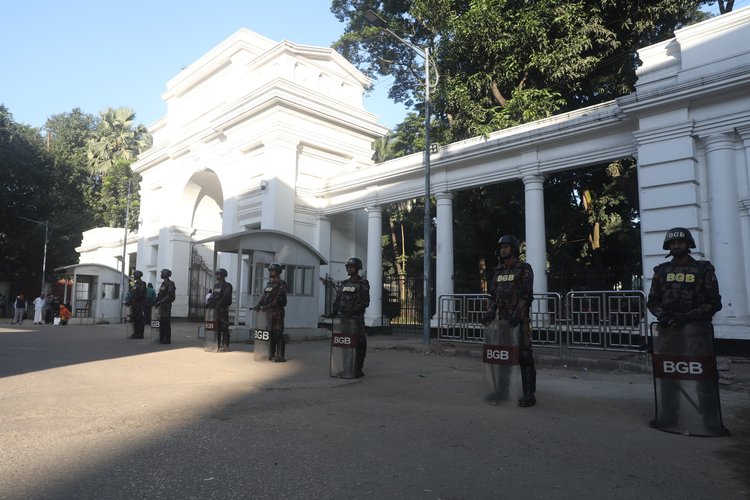 আন্তর্জাতিক অপরাধ ট্রাইব্যুনাল এলাকার নিরাপত্তা নিশ্চিতে সতর্ক অবস্থায় আইনশৃঙ্খলা বাহিনীর সদস্যরা। ছবি: আজকের পত্রিকা